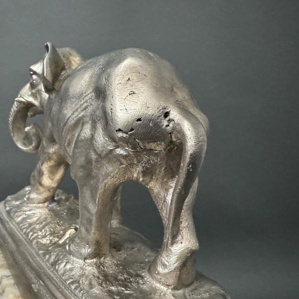 1930 soggetto in bronzo argentato raffigurante un elefante su base di onice