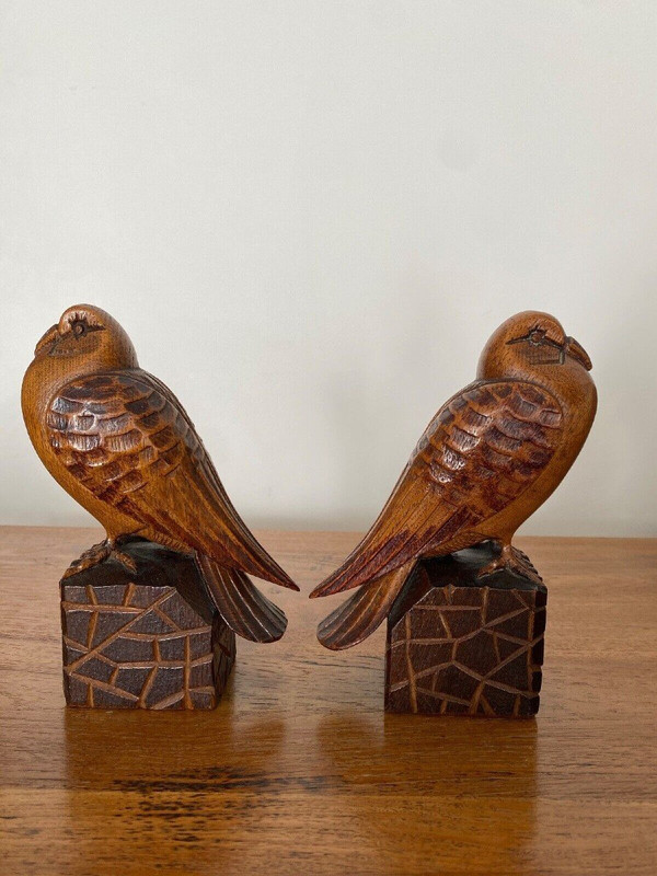 Paire d'oiseaux serre-livres Art déco en bois sculpté cubisant 1930