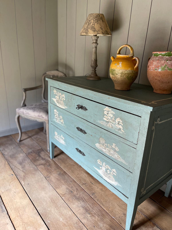 Chest of drawers with Chinese motifs from the 19th century, very fine patina