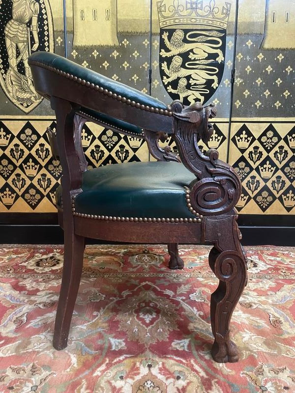 Haute Époque style office chair