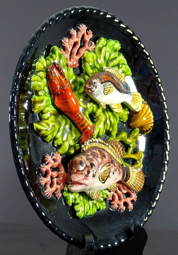 Vallauris, anni '50, Piatto in terracotta decorato con pesci, scampi e coralli.