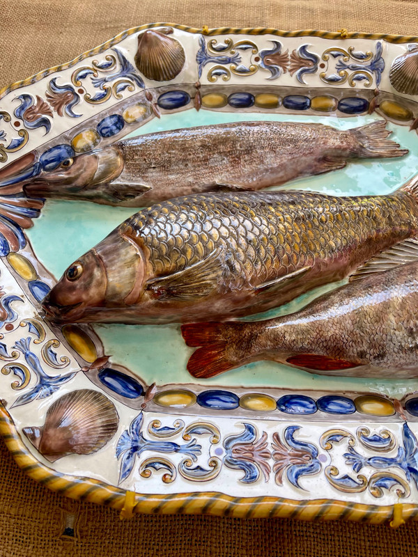 RARE: DE NEUCHÈZE. École de Tours. Trompe-l’œil décor aux poissons. Suiveurs Palissy, XIXème siècle.