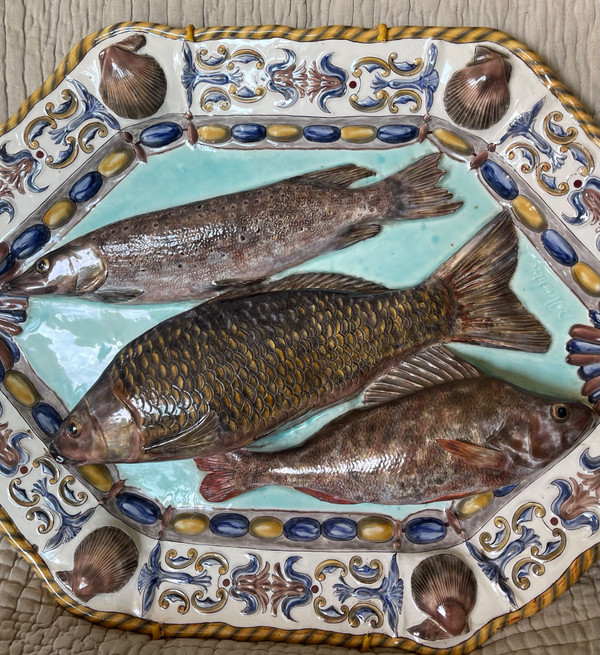 RARE: DE NEUCHÈZE. École de Tours. Trompe-l’œil décor aux poissons. Suiveurs Palissy, XIXème siècle.