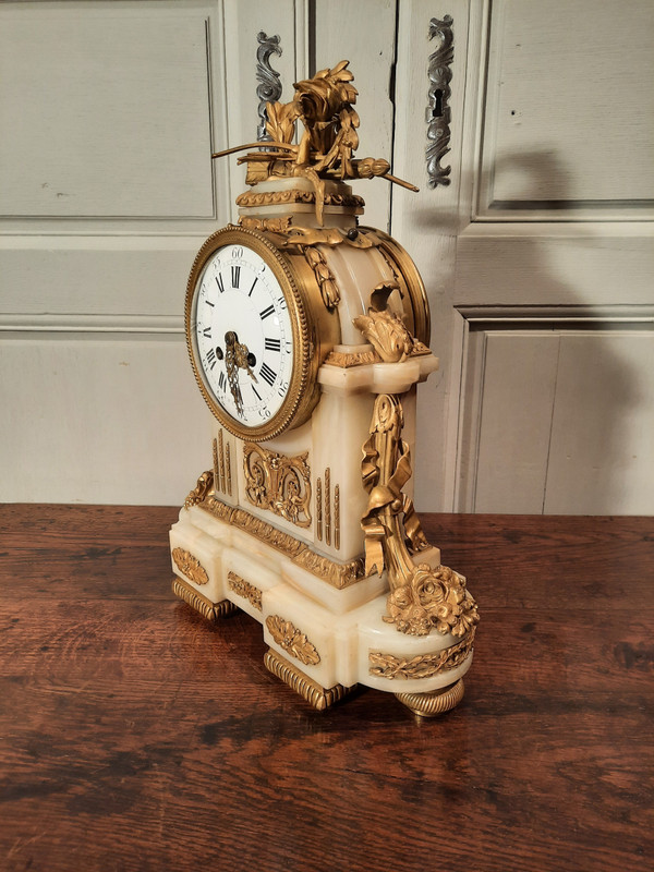 Louis XVI style clock in gilded bronze and onyx from the 19th century.