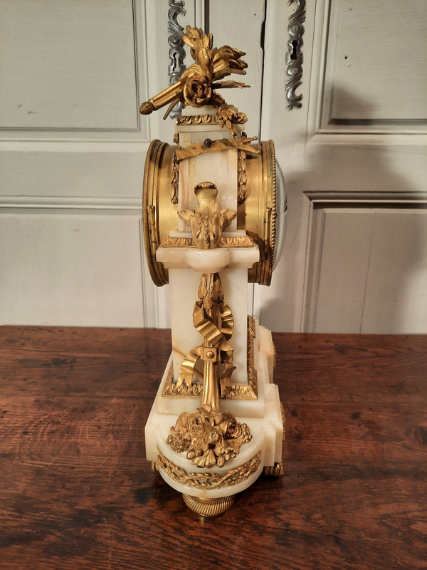 Louis XVI style clock in gilded bronze and onyx from the 19th century.