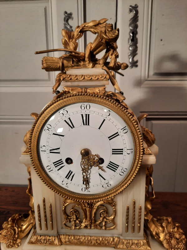 Louis XVI style clock in gilded bronze and onyx from the 19th century.