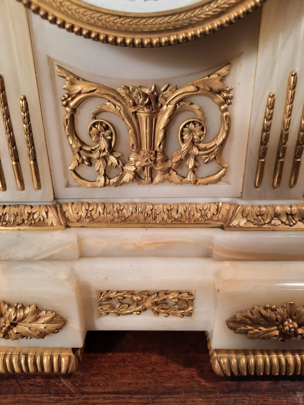 Louis XVI style clock in gilded bronze and onyx from the 19th century.