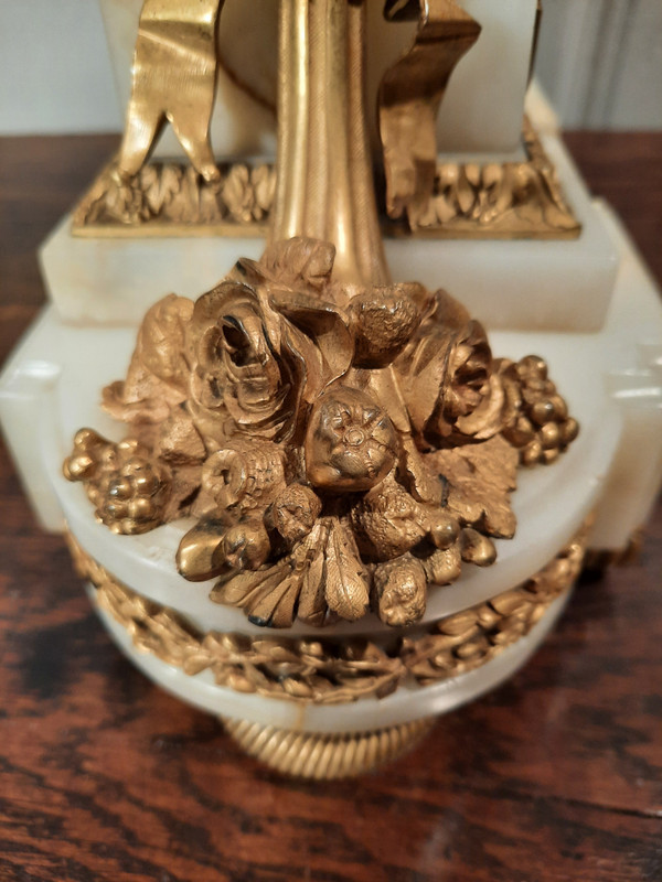 Louis XVI style clock in gilded bronze and onyx from the 19th century.