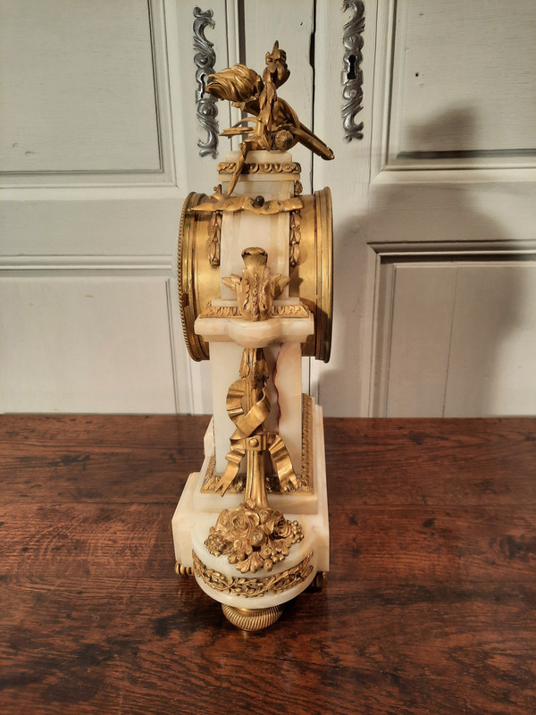 Louis XVI style clock in gilded bronze and onyx from the 19th century.