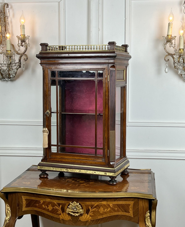 PETITE VITRINE ÉPOQUE NAPOLÉON III EN ACAJOU ORNÉE DE LAITON / VITRES D'ORIGINE