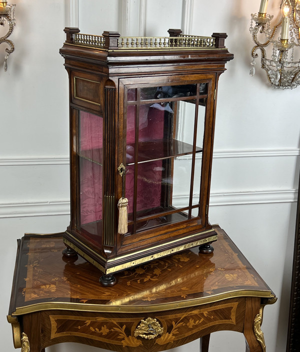 PETITE VITRINE ÉPOQUE NAPOLÉON III EN ACAJOU ORNÉE DE LAITON / VITRES D'ORIGINE