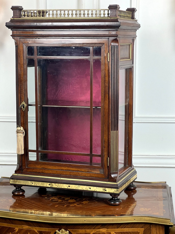 PETITE VITRINE ÉPOQUE NAPOLÉON III EN ACAJOU ORNÉE DE LAITON / VITRES D'ORIGINE