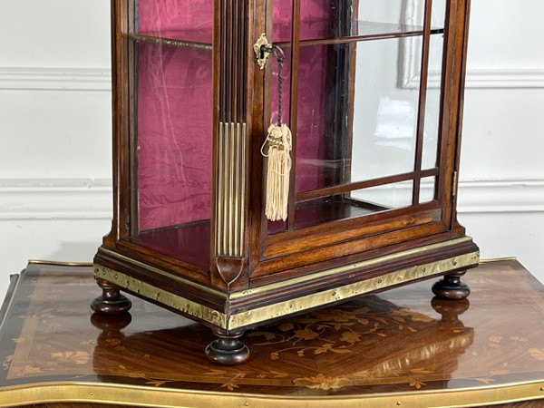 PETITE VITRINE ÉPOQUE NAPOLÉON III EN ACAJOU ORNÉE DE LAITON / VITRES D'ORIGINE