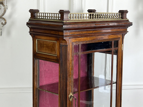 PETITE VITRINE ÉPOQUE NAPOLÉON III EN ACAJOU ORNÉE DE LAITON / VITRES D'ORIGINE