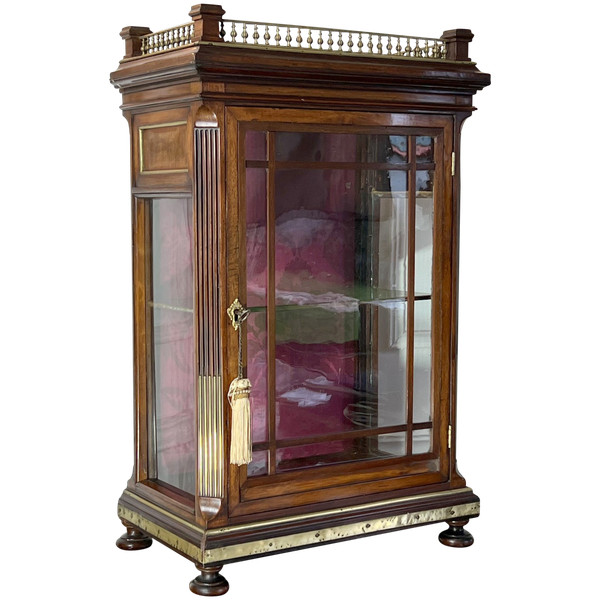 PETITE VITRINE ÉPOQUE NAPOLÉON III EN ACAJOU ORNÉE DE LAITON / VITRES D'ORIGINE