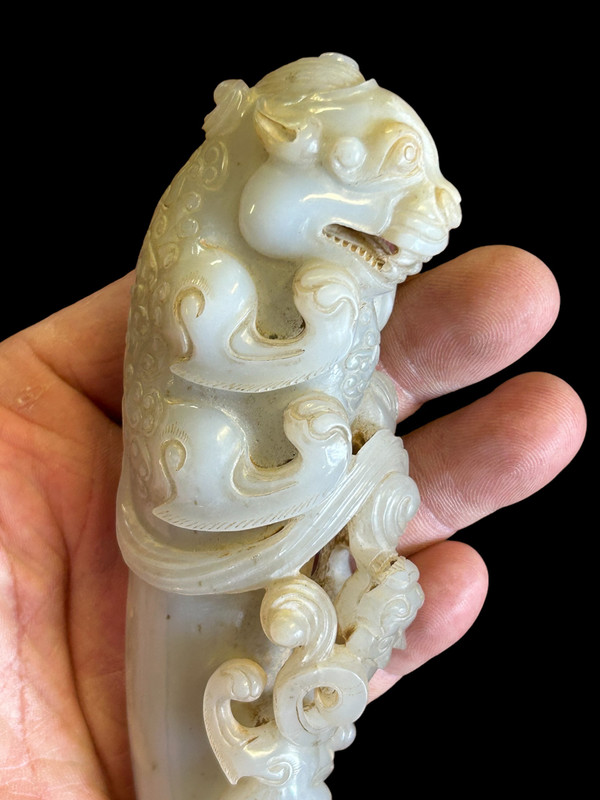 Sculpture En Jade Travail Chinois - Phallus à Décor De Lion Et D’un Dragon - Chine Début XXéme - 