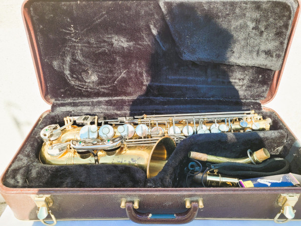 Saxophone alto Sakura avec sa boite