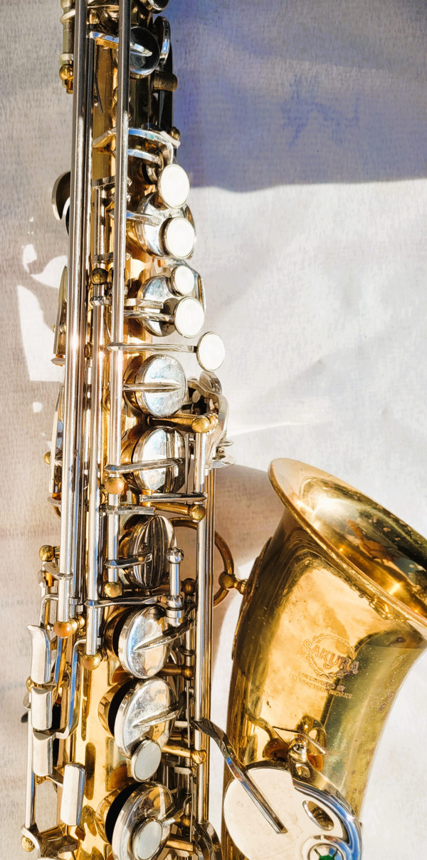 Saxophone alto Sakura avec sa boite