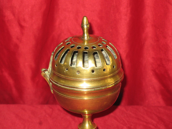 Solid brass and bronze sponge ball from the early 19th century in the Louis XIV style in very good condition.