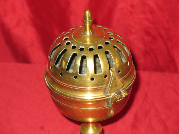 Solid brass and bronze sponge ball from the early 19th century in the Louis XIV style in very good condition.