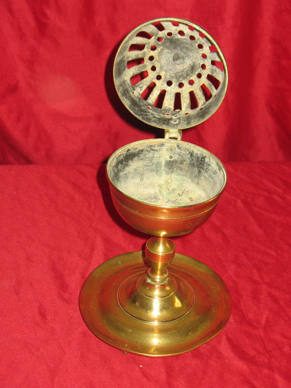 Solid brass and bronze sponge ball from the early 19th century in the Louis XIV style in very good condition.