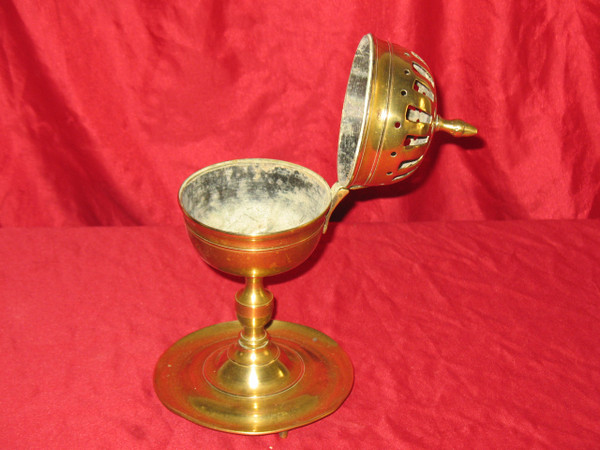 Solid brass and bronze sponge ball from the early 19th century in the Louis XIV style in very good condition.