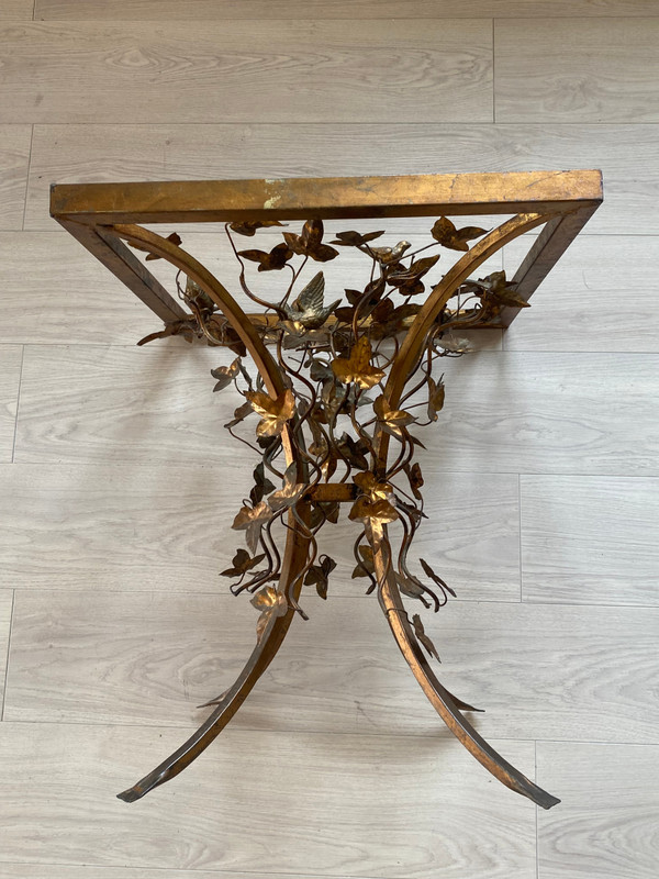 1970′ Tavolo con piedistallo in ferro antico decorato con uccelli 525 X 525 cm Altezza: 60 cm