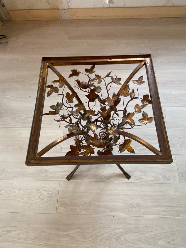 1970′ Tavolo con piedistallo in ferro antico decorato con uccelli 525 X 525 cm Altezza: 60 cm