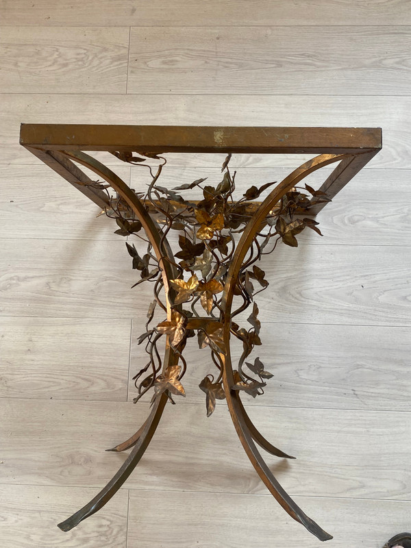 1970′ Tavolo con piedistallo in ferro antico decorato con uccelli 525 X 525 cm Altezza: 60 cm