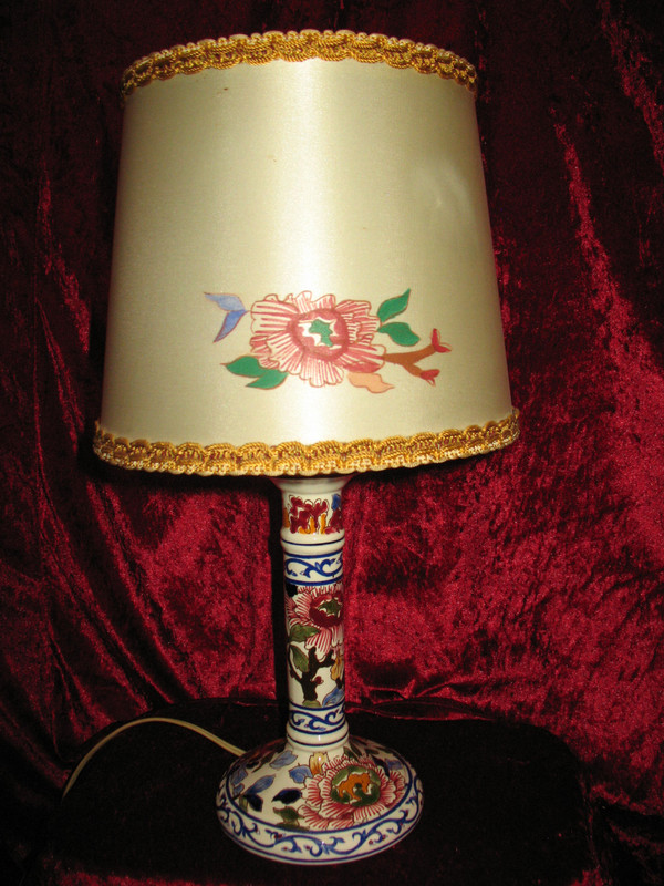 Lampe en forme de bougeoir en faïence de Gien décor pivoines avec son abat jour d'origine