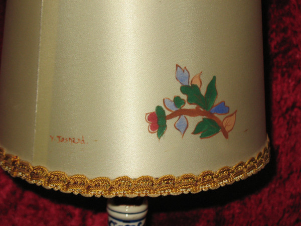 Lampe en forme de bougeoir en faïence de Gien décor pivoines avec son abat jour d'origine