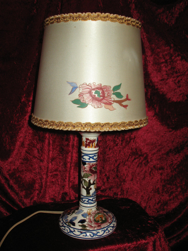 Lampe en forme de bougeoir en faïence de Gien décor pivoines avec son abat jour d'origine