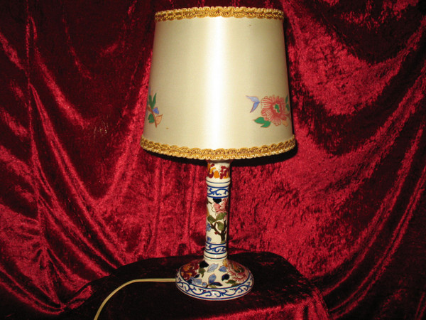 Lampe en forme de bougeoir en faïence de Gien décor pivoines avec son abat jour d'origine