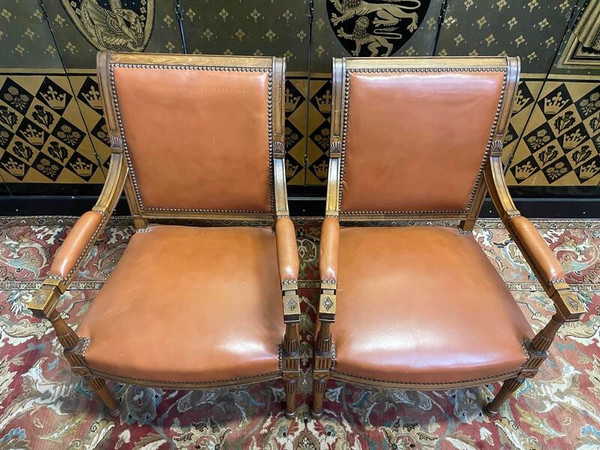 Paire de fauteuils de style Louis XVI en cuir 