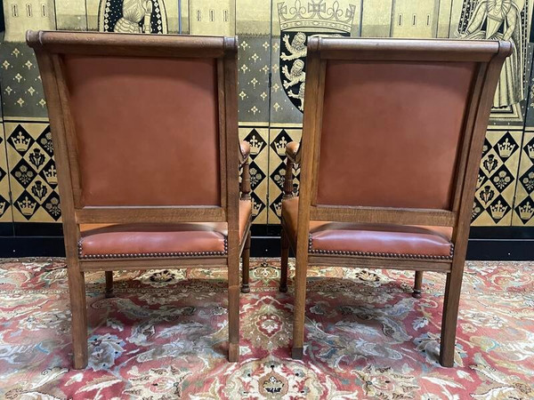 Paire de fauteuils de style Louis XVI en cuir 