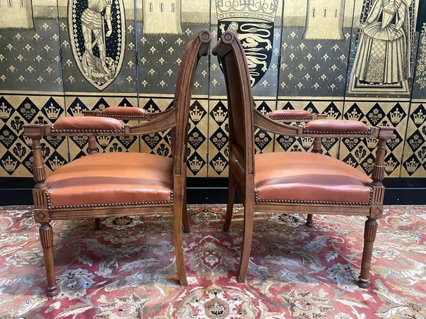 Paire de fauteuils de style Louis XVI en cuir 