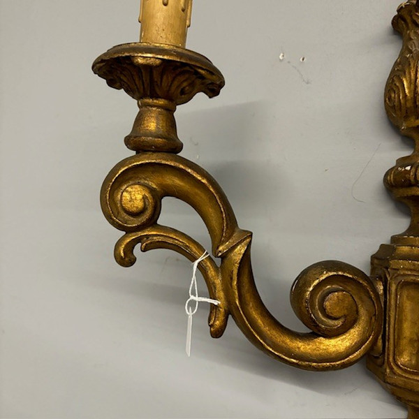 Antique pair of gilded wall sconces in carved wood. Louis Philippe mid-nineteenth century . Measures 50 x 36