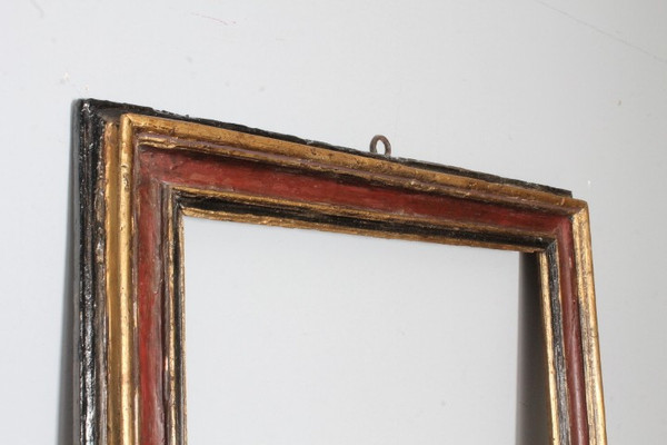 Antique 17th-era painted frame in carved and lacquered wood. Exterior 91.50 x 79 . Interior 75.7 x 6