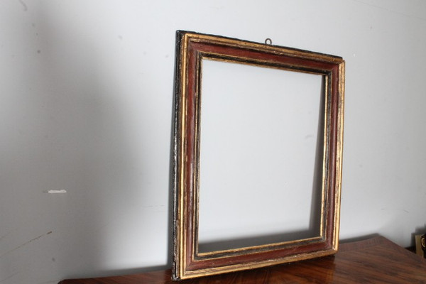 Antique 17th-era painted frame in carved and lacquered wood. Exterior 91.50 x 79 . Interior 75.7 x 6