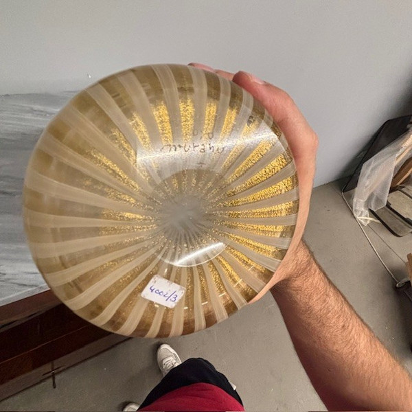 Straordinario vaso in vetro Lattimo oro Barovier e Toso Murano 1970 . Altezza cm 36 .