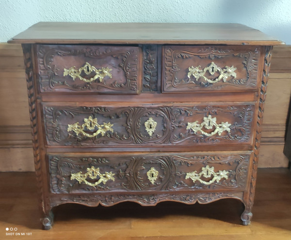 Magnificent Louis XIV period chest of drawers 17th/18th century.