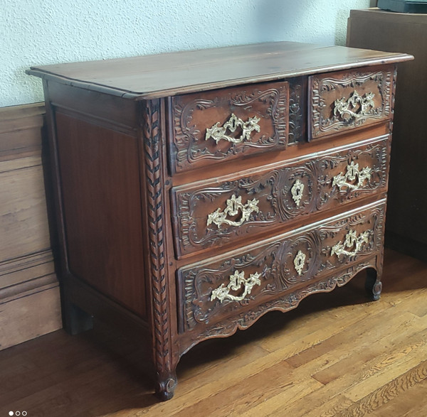 Magnificent Louis XIV period chest of drawers 17th/18th century.