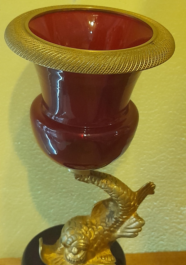 Vase aus Rubinglas, gehalten von einem Delphin auf einem Sockel aus Bronze und Rubinglas