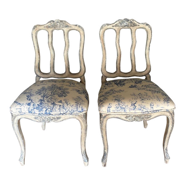 Paire de chaises Louis XV datant de la fin du 18e siècle belle patine 