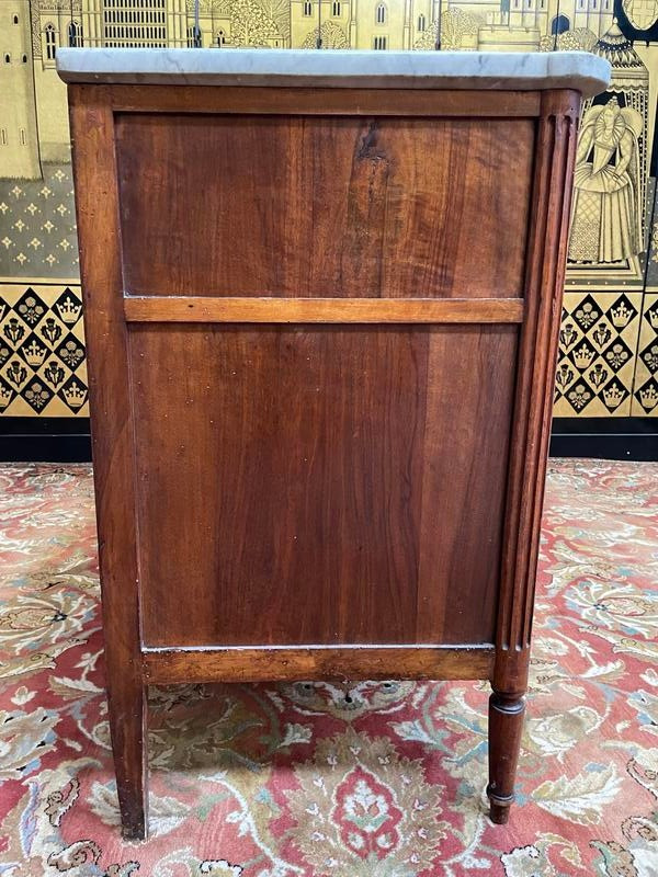 Louis XVI period chest of drawers in mahogany