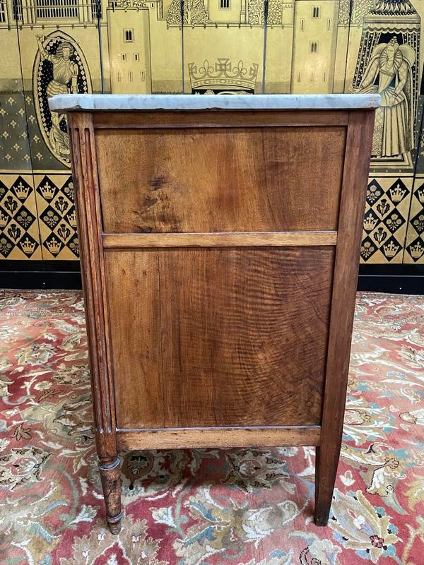 Louis XVI period chest of drawers in mahogany