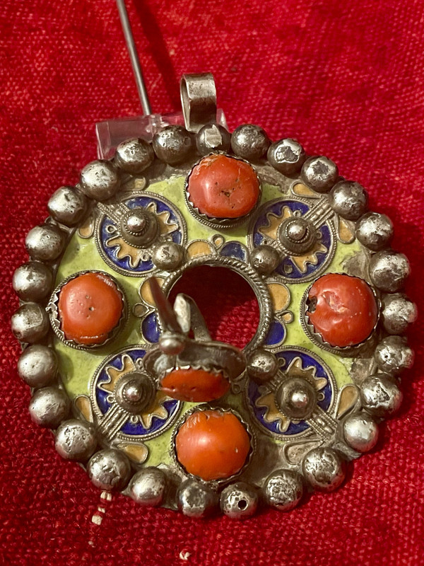 FIBULE, pendentif, BÉNI YENNI, GRANDE KABYLIE, ALGÉRIE. Bijou éthnique . Berber jewellery.