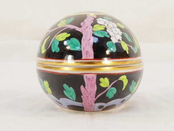 RARE FANCY BOX Oeuf couché porcelaine HEREND HUNGARY collection MACAO fond noir