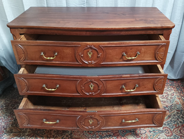 Louis XV chest of drawers in walnut