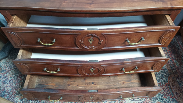 Louis XV chest of drawers in walnut